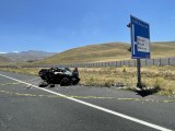 Kara yolu kenarındaki yönlendirme levhası direğine çarpan otomobildeki kadın polis öldü, uzman çavuş eşi ile oğlu yaralandı