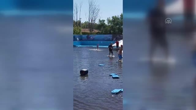 Fatih'te öğrencilerin içinde bulunduğu portatif havuz yırtıldı