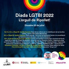 Una drag queen apalea dos figuras de Ayuso y Abascal en un concierto