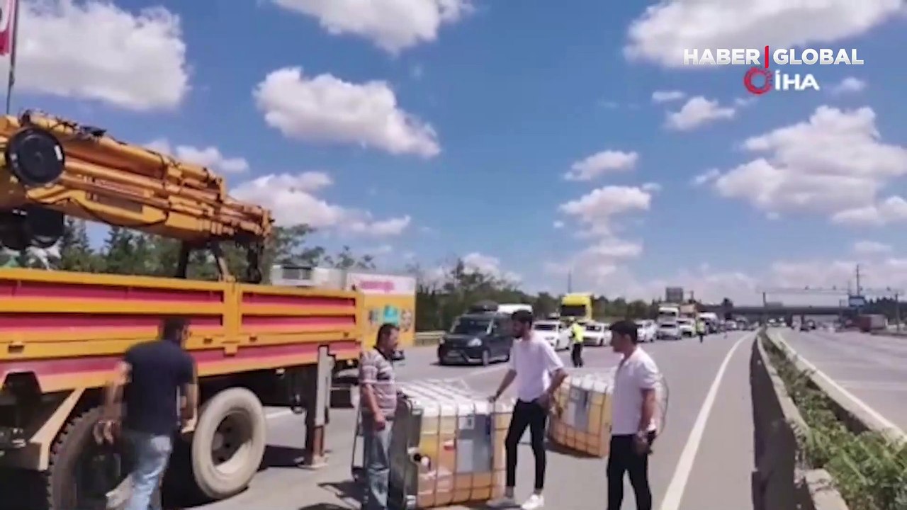 D-100 karayolunda faciadan dönüldü! Seyir halindeki tırdan kimyasal dolu tanklar düştü