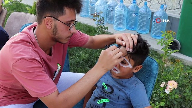 Toplu sünnet etkinliğinde korkan çocuk ağaca tırmandı! Dil dökülüp yalvarılan çocuk ağaçtan bakın nasıl indi