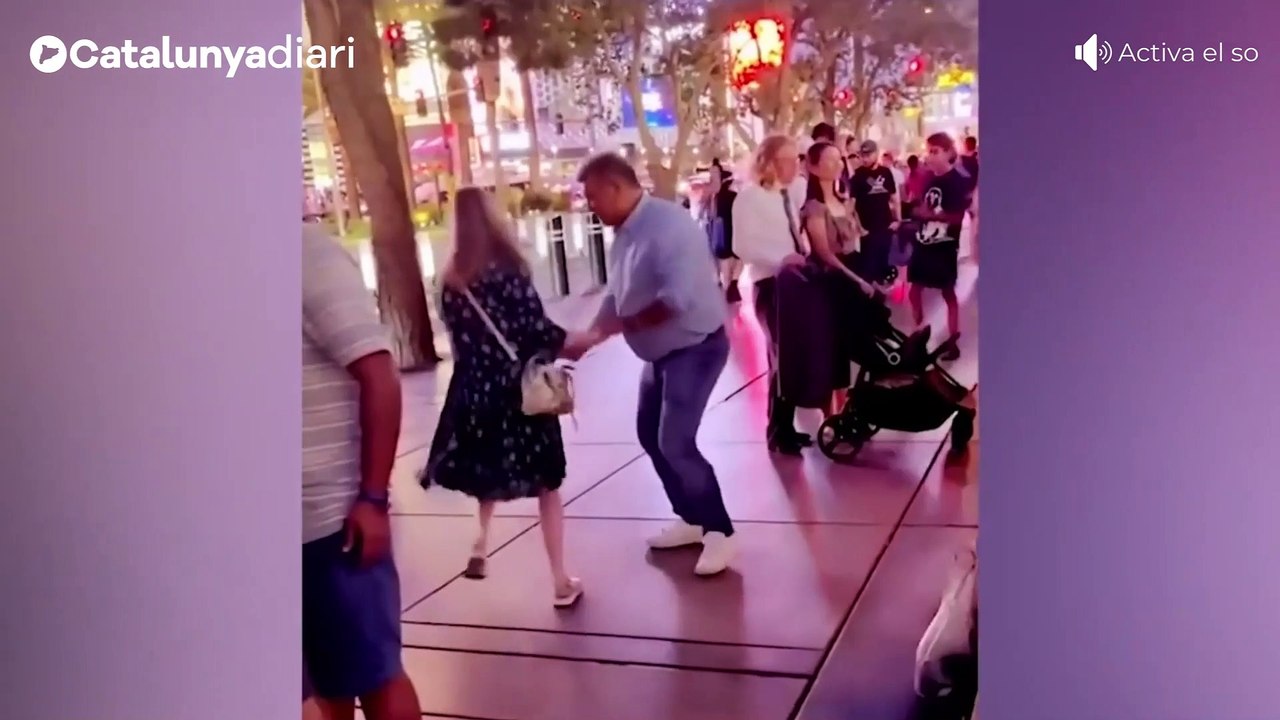 Laporta, en estat pur, es desinhibeix i balla amb una aficionada a Las Vegas