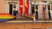 El Ayuntamiento de Madrid comienza a retirar las banderas LGTBI del Edificio de los Grupos Municipales