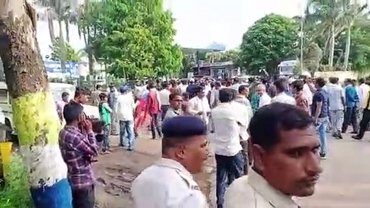 देखें Video सैलाना में पालीटिकल ड्रामा, नामांकन निरस्त होने पर धरने पर बैठे विधायक गेहलोत
