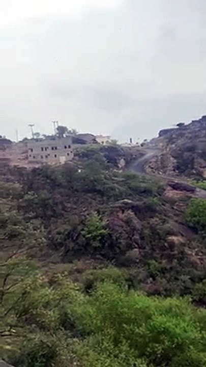 شاهد.. أمطار مرتفعات جازان تُجري الأودية.. والدفاع المدني يطلق تحذيراته