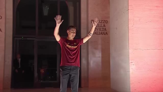 Dybala given stunning reception by thousands of Roma fans