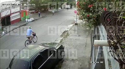 ¡Impactante! Camioneta arrolla a motociclista y su moto queda en llamas en SPS
