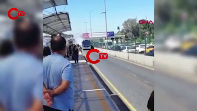 Üsküdar'da metrobüsten dumanlar yükseldi: Yolcular tahliye edildi