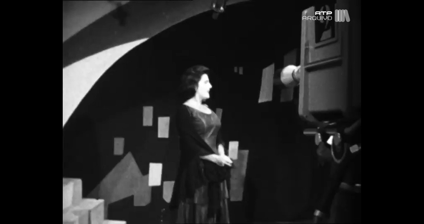 Amália Rodrigues - Lá Porque Tens Cinco Pedras e Solidão