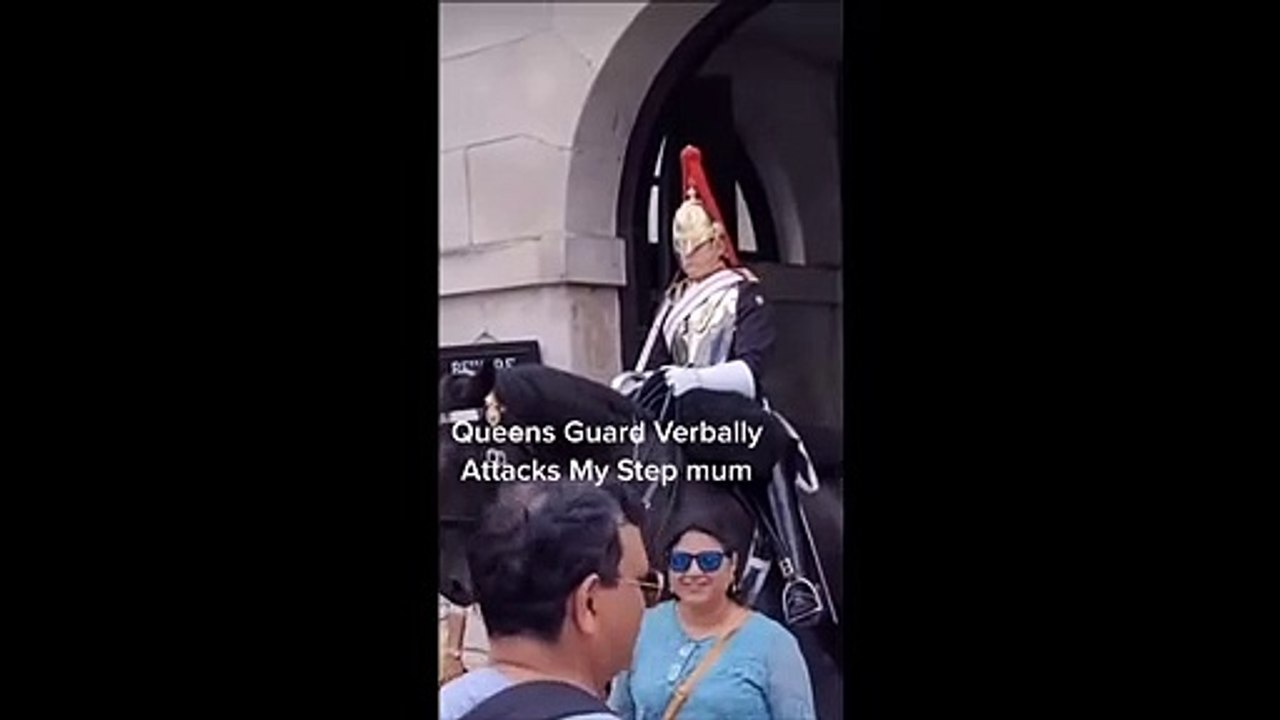 Ce garde royal n'aime pas qu'on touche à son cheval