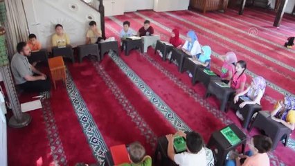 Ünye'de camiye gelen çocuklar için ikramlık standı kuruldu