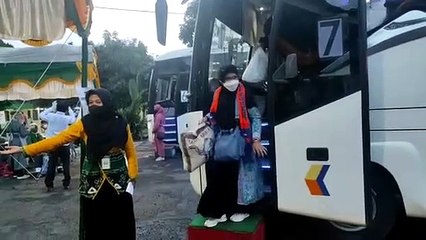 Tiba di Bandara Syamsudin Noor, Jemaah Haji Kloter 2-BDJ Disambut Hujan
