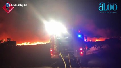 Espectacular y aparatoso incendio en un vertedero de Alicante