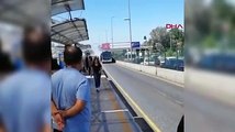 Metrobüste koku dolu anlar! Dumanlar yükseldi yolcular tahliye edildi