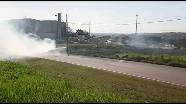Bombeiros combatem incêndio às margens da BR-467