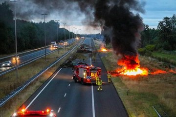 Hollanda'da yol kapatan çiftçiler saman balyalarını ateşe verdi