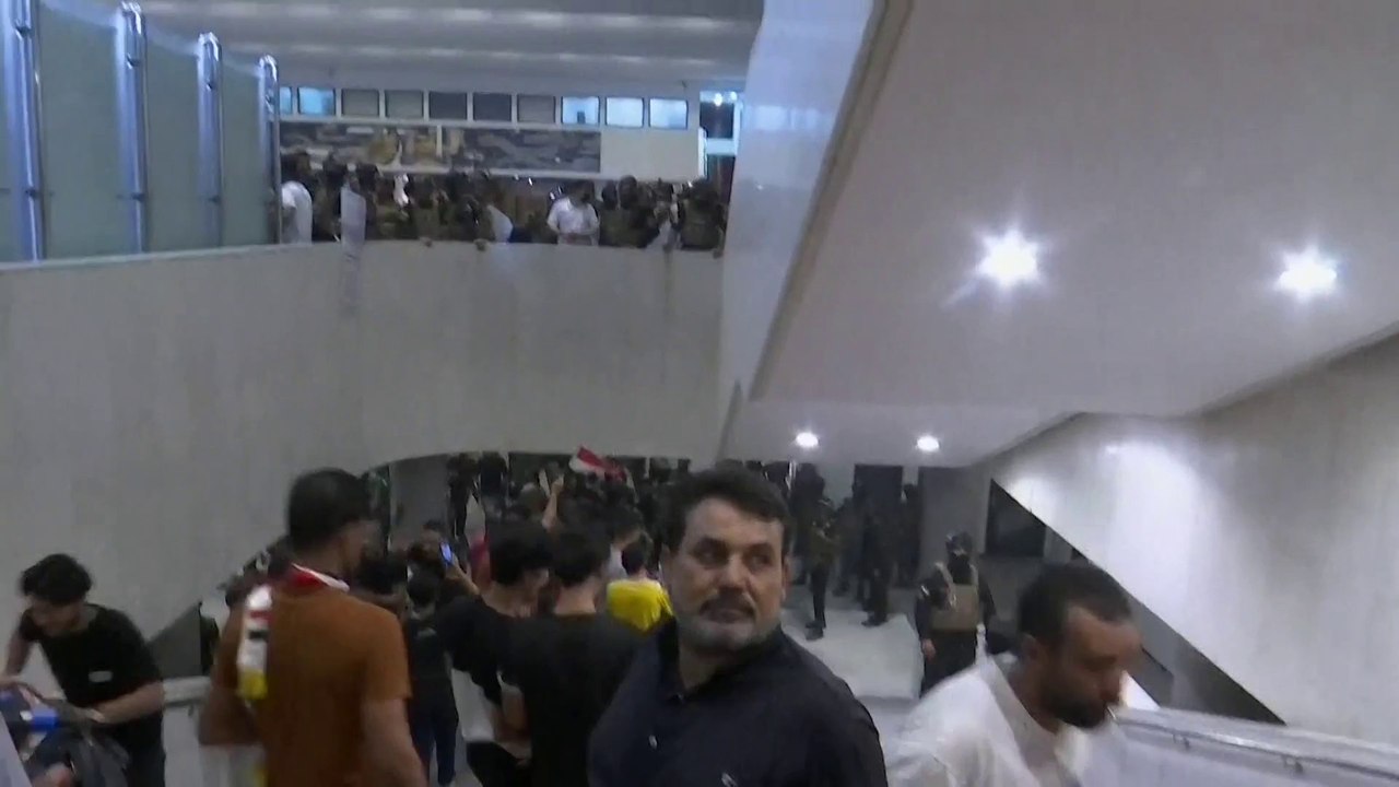انتشار كثيف لقوات الأمن داخل البرلمان العراقي مع بدء انسحاب المتظاهرين