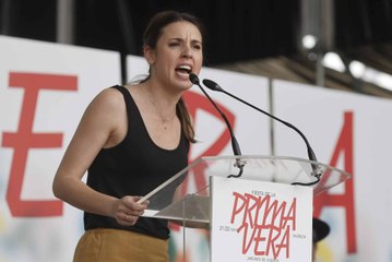 Irene Montero subvenciona una representación donde apalean con un bate figuras de Ayuso y Abascal