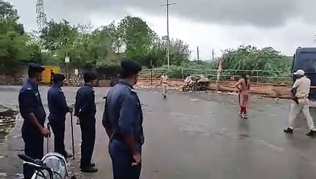 Trying to Sucide : पत्नी से प्रताडि़त पति पहुंचा आत्महत्या करने, पुलिस ने ऐसे बचाया