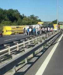 TEM OTOYOLUNDA HAFRİYAT KAMYONU DEVRİLDİ