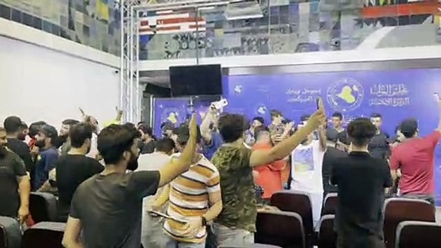 أنصار التيار الصدري يقتحمون البرلمان العراقي في بغداد