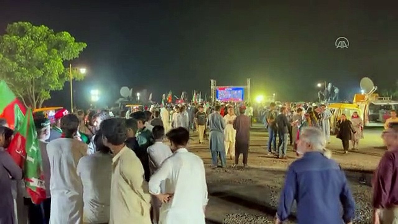 İSLAMABAD- Pakistan'da İmran Han destekçileri, Pencap'taki seçim zaferini kutladı