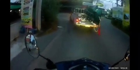 Stubborn Driver Doesn't Tie Down Glass and it Shatters