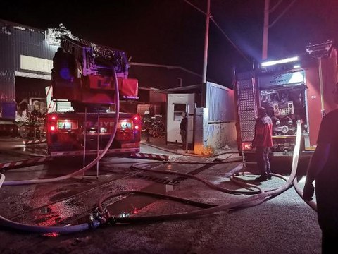 Son dakika haberleri | ALÜMİNYUM PROFİL ÜRETİMİ YAPILAN FABRİKADA YANGIN: 1 YARALI