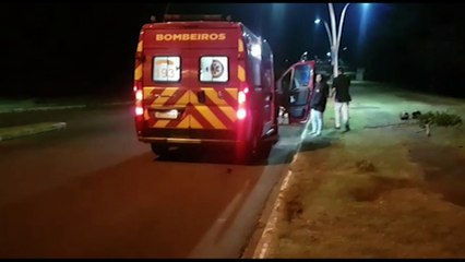 Após perder controle de motocicleta, jovem sofre queda e fica ferido