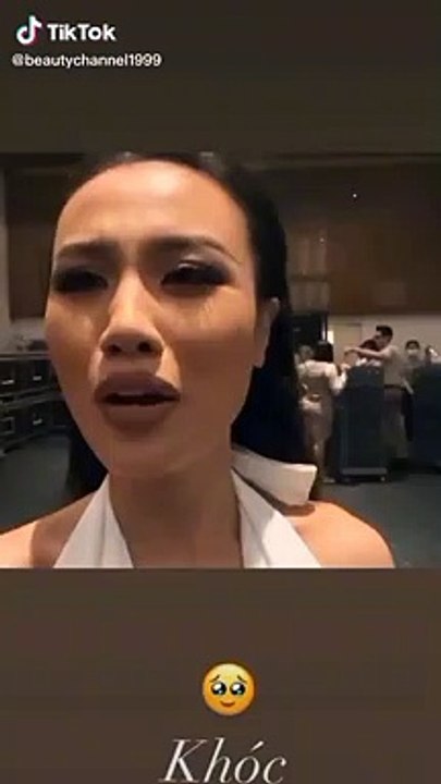 Á hậu Hoàn vũ Thủy Tiên bị mất giày