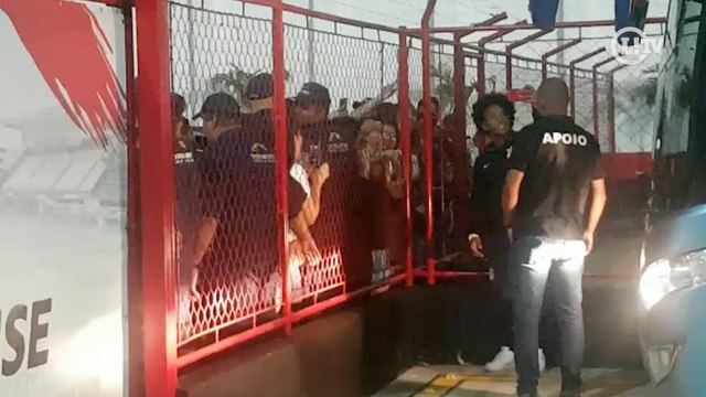 Willian e Cássio recebem carinho de torcedores do Corinthians em Goiânia após derrota na Copa do Brasil