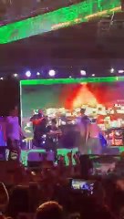 Santa fe klan se cae del escenario (VIDEO GRACIOSO)