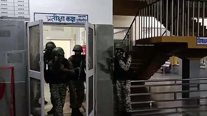 Скачать видео: लालगढ़ रेलवे स्टेशन में घुसे दो आतंकवादी, पुलिस ने एक को मार गिराया