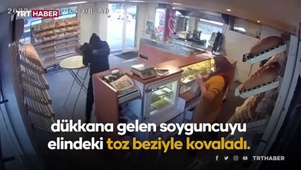 Satırlı soyguncuyu toz beziyle kovaladı