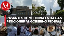 Médicos pasantes entregan pliego petitorio a Gobierno Federal en manifestación de CdMx