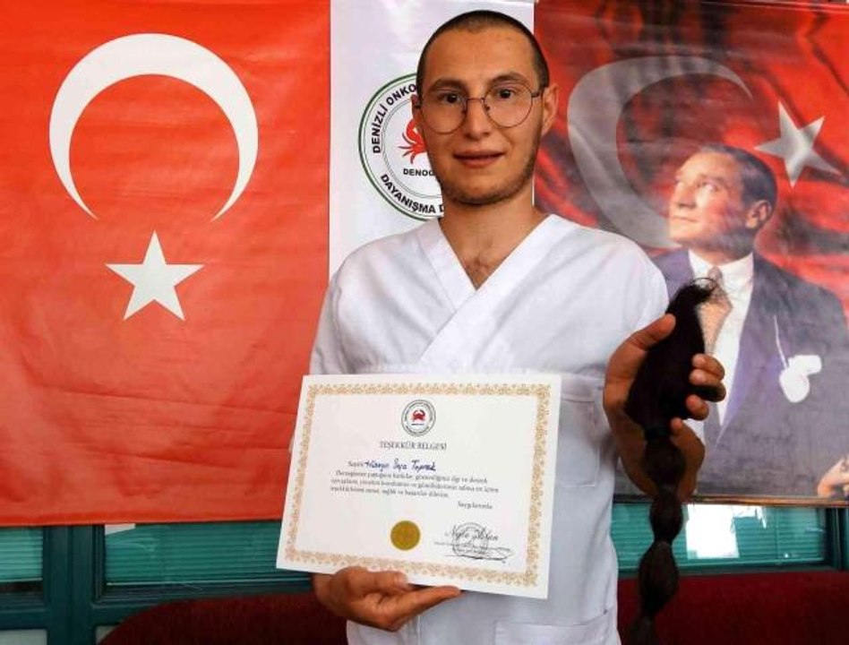 Genç eczacı, gözü gibi baktığı saçını onkoloji hastaları için kestirdi