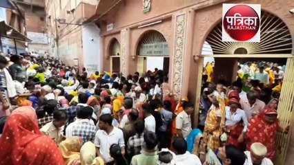 खूब सजे हरे रंग की लहरिया पोशाक में मदनमोहन भगवान