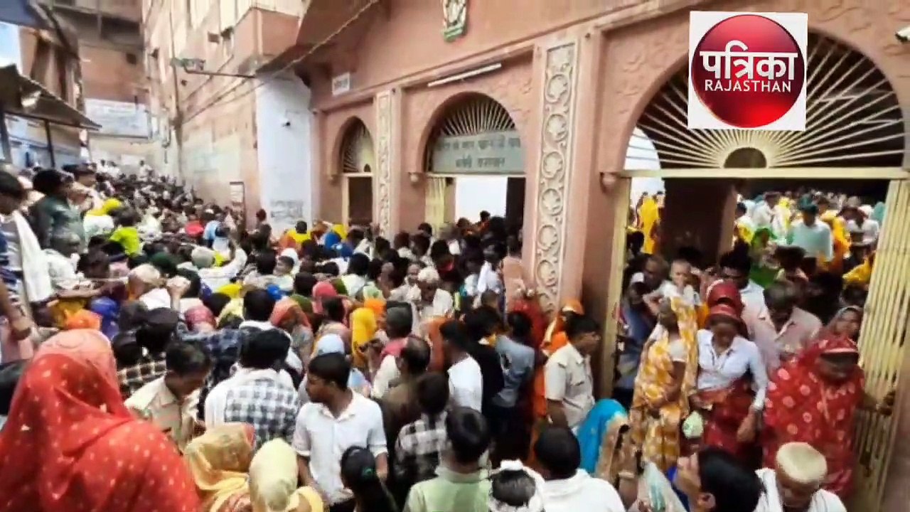 खूब सजे हरे रंग की लहरिया पोशाक में मदनमोहन भगवान
