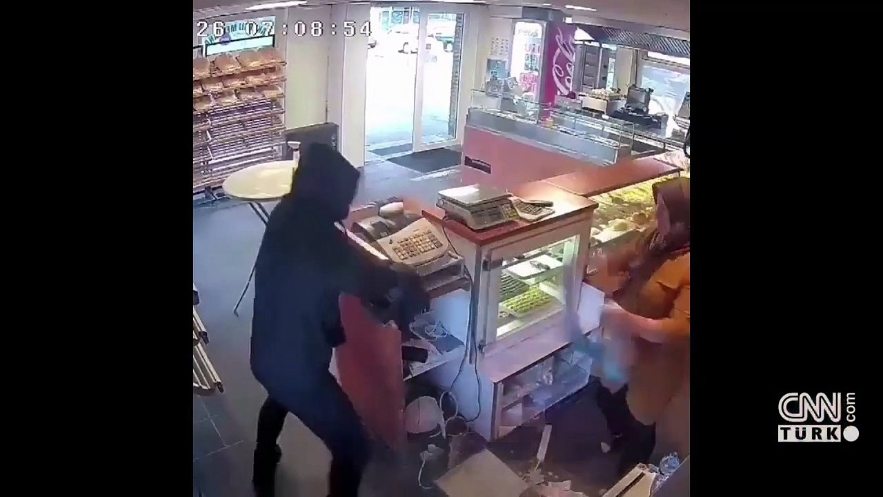 Türk çalışan satırlı soyguncuyu toz beziyle kovaladı!