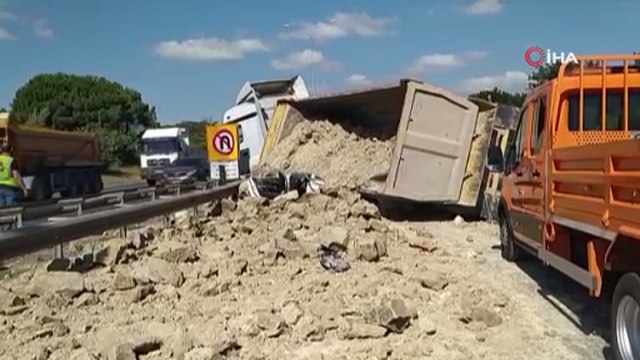 TEM Otoyolu'nda hafriyat yüklü kamyon otomobilin üzerine devrildi