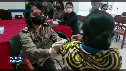 Polwan Vaksinasi Pengunjung Pasar Gianyar