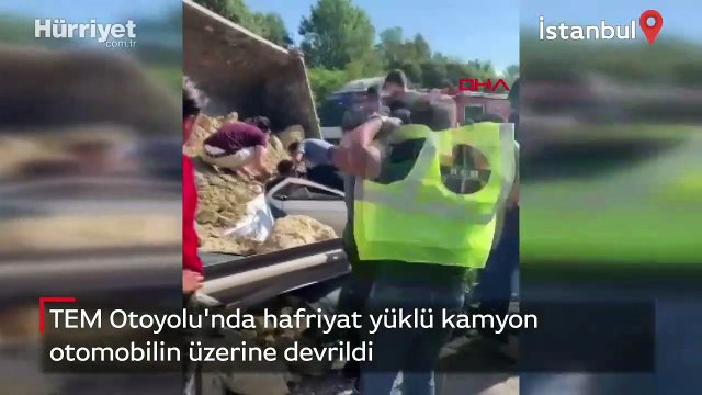 TEM Otoyolu'nda hafriyat yüklü kamyon otomobilin üzerine devrildi