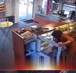 Hollanda'nın cesur annesi Latife, satırlı soyguncuya ders verdi! Anlaşılan Avrupa sarı bezin gücünden habersiz...