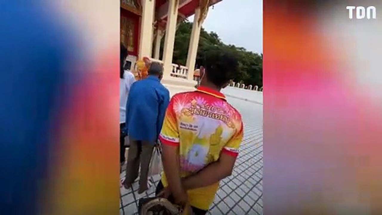 Ce moine bouddhiste fait une chute en pleine cérémonie !