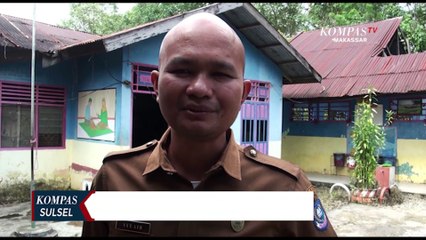 Siswa SD Belajar Di Sekolah Dengan Atap Nyaris Roboh