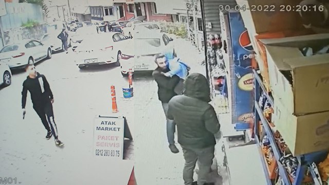 İstanbul’da baba ve çocuğuna dehşeti yaşatan silahlı maganda kamerada