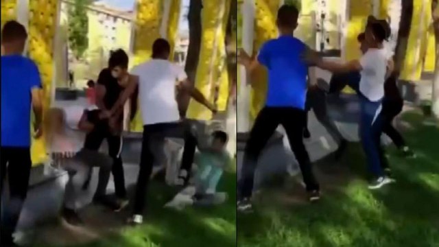 Parkta oturan gençleri güle oynaya dövüp video çektiler
