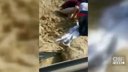 Hafriyat kamyonu otomobilin üzerine devrildi