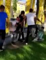 Parkta oturan gençleri gülerek dövüp video çektiler