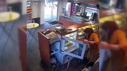 Hollanda, satırlı hırsızı toz beziyle kovalayan Latife Peker'i konuşuyor